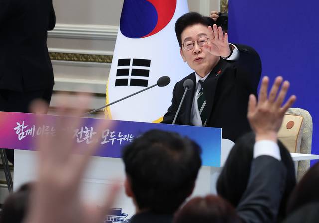 이재명 대통령이 21일 청와대 영빈관에서 열린 신년기자회견에서 취재진 질문을 받고 있다. [연합뉴스]