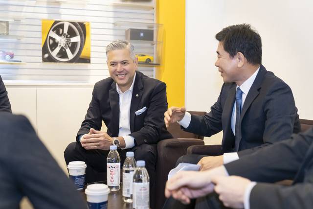 헥터 비자레알(왼쪽) 한국GM 사장이 쉐보레 신촌 대리점을 방문해 대리점 관계자들과 미팅을 가졌다. 한국GM 제공