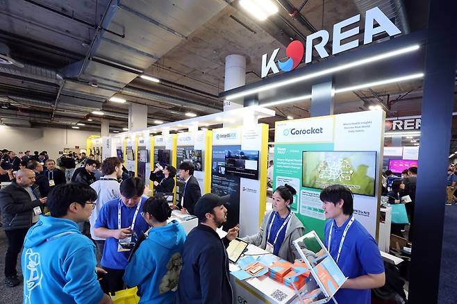 세계 최대 IT(정보기술)·가전 전시회 'CES 2026' 개막 이틀차인 7일(현지시간) 미국 네바다주 라스베이거스 베네치안엑스포 유레카관에서 관람객들이 '통합한국관'을 살펴보고 있다. 2026.1.8 (ⓒ뉴스1, 무단 전재-재배포 금지)