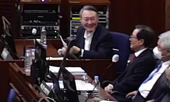 윤석열 전 대통령이 지난 14일 새벽 서울 서초동 서울중앙지법 417호 법정에서 열린 내란 혐의 사건 1심 결심 공판에서 자신에 대한 특검의 사형 구형 뒤 최후진술을 한 뒤 변호인들과 이야기하며 웃고 있다. 서울중앙지법 제공