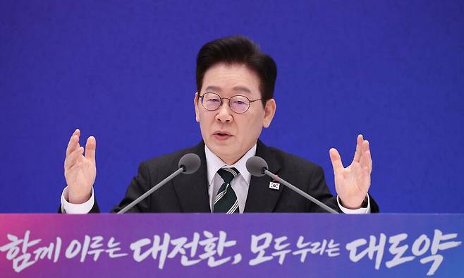 이재명 대통령이 21일 오전 청와대 영빈관에서 열린 2026 신년 기자회견 ‘함께 이루는 대전환, 모두 누리는 대도약’에서 기자들의 질문에 답하고 있다. 김태형 기자 xogud555@hani.co.kr
