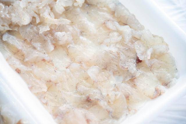 겨울은 저렴하게 신선한 복어회를 맛볼 수 있는 드문 기회다.