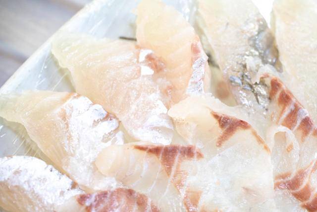 강원 속초시 속초관광수산시장에서 구매한 성대(왼쪽) 회.