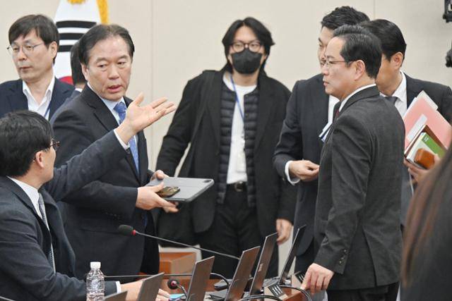 정태호(왼쪽 두 번째) 국회 재정경제기획위원회 더불어민주당 간사와 박수영 국민의힘 간사가 19일 국회에서 열린 재경위 전체회의에서 이혜훈 장관 후보자 인사청문회 개최 여부를 두고 실랑이를 벌이고 있다. 민경석 기자