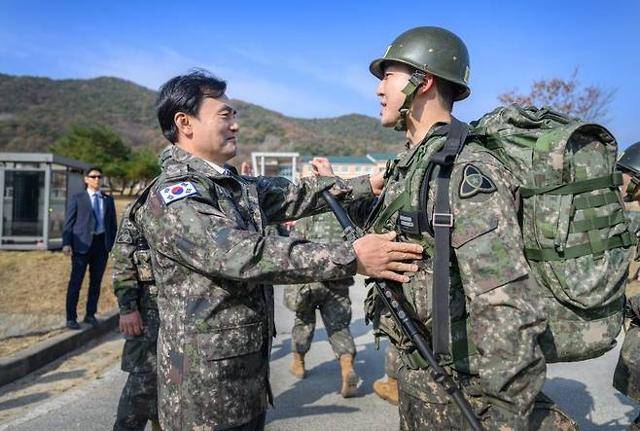 안규백 국방부 장관이 지난해 11월 20일 제35사단 신병교육대대를 방문해 장병들을 격려하고 있다. 국방부 제공