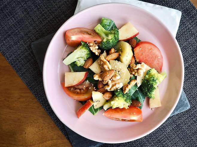 해외 MZ세대 사이에서 식이섬유 위주의 식사를 하는 ‘파이버맥싱’ 식단이 유행하고 있다./클립아트코리아