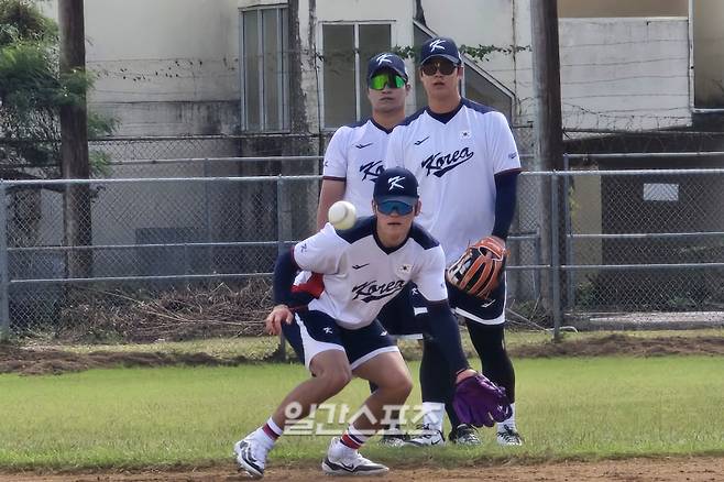 사이판에서 열린 대표팀 전지훈련에서 내야 수비 훈련 중인 김도영(맨 앞). 사이판=윤승재 기자