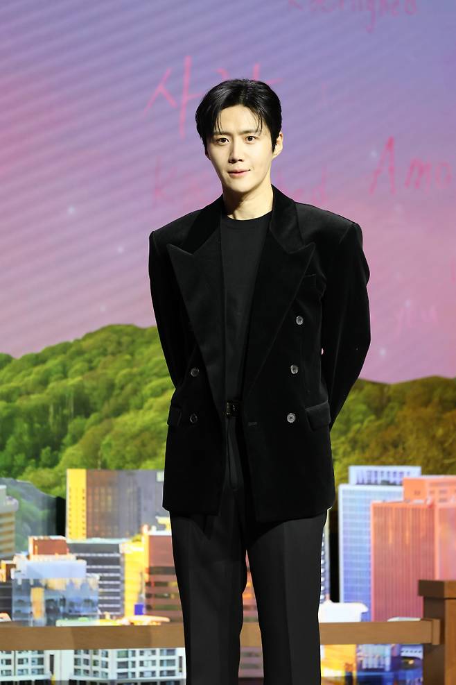 배우 김선호가 13일 서울 강남구 조선팰리스 서울 강남 호텔에서 열린 넷플릭스 시리즈 '이 사랑 통역 되나요?' 제작발표회에서 포즈를 취하고 있다. 2026.1.13 / 사진=연합뉴스 제공