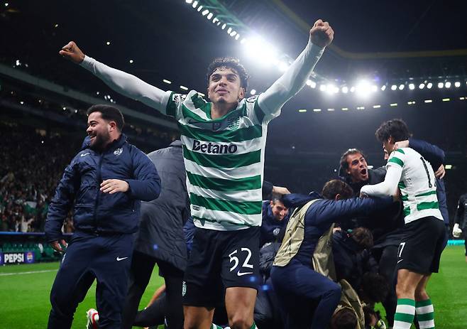 스포르팅 선수들이 PSG를 꺾고 환호하는 모습. 사진=로이터 연합뉴스