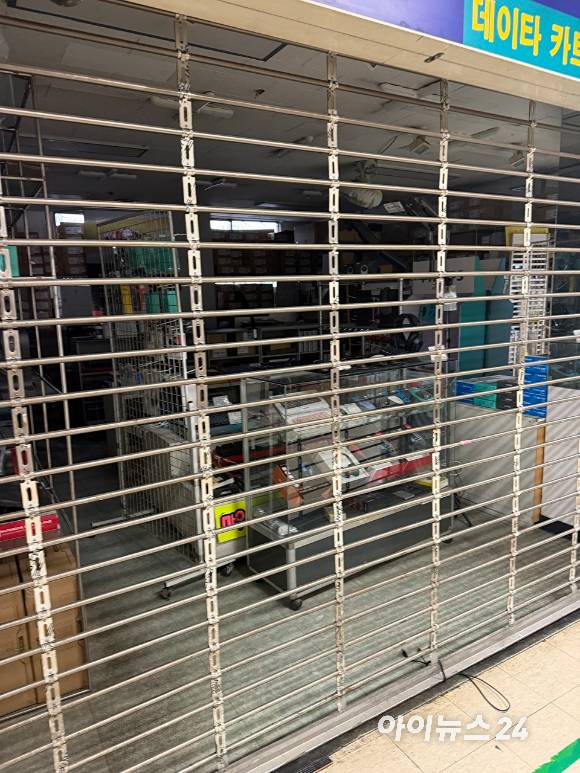 평일 오후 서울 용산 전자상가의 한 매장 셔터가 내려가 있다. [사진=황세웅 기자]