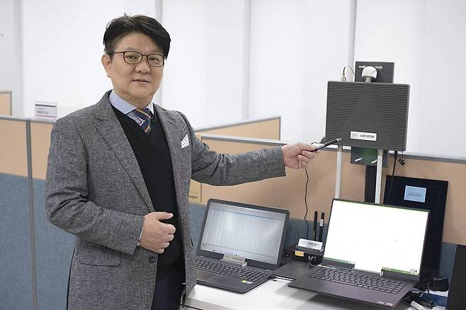 권오용 대표가 SK텔레콤과의 오픈이노베이션을 통해 완성한 LTE-V2X 무선 통신 기반 규격적합성 확인 장비를 소개 중이다 / 출처=IT동아