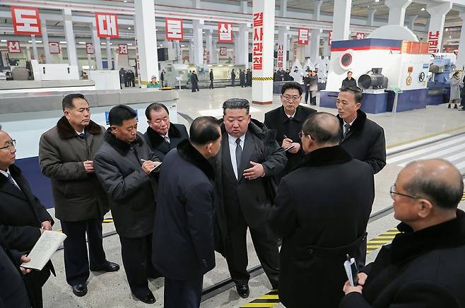 김정은 북한 국무위원장이 지난 19일 준공식이 열린 용성기계연합기업소에 들어선 설비를 둘러보며 지시를 내리는 모습. [노동신문=뉴스1]