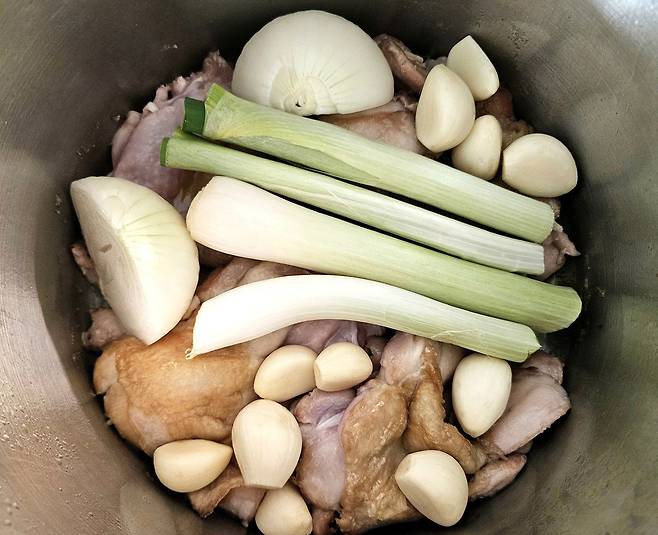 닭곰탕을 끓일 땐 대파와 양파, 마늘을 넣고 끓인 뒤 마지막에 배추를 넣는다. 사진 신혜원