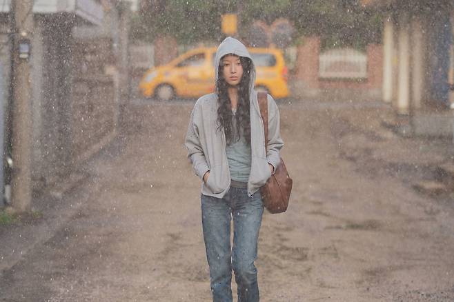 영화 '만약에 우리'에서 정원(문가영)이 은호(구교환)와 이별한 뒤 홀로 빗속을 걸어가고 있다. 사진 쇼박스