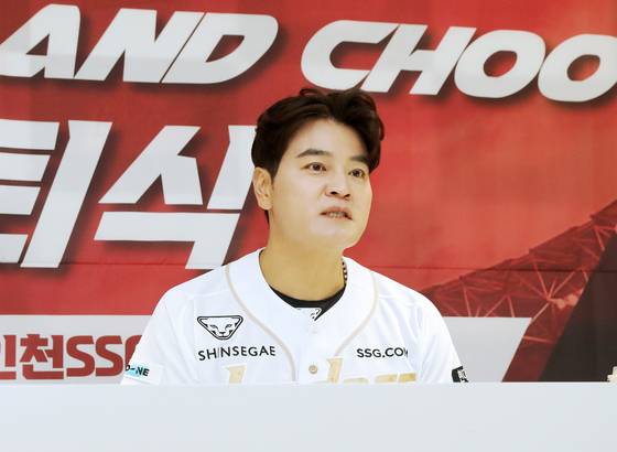 (인천=뉴스1) = 추신수 SSG 랜더스 구단주 보좌역 겸 육성총괄이 14일 인천 SSG랜더스필드에서 열린 자신의 은퇴식에서 취재진과 인터뷰하고 있다. (SSG 랜더스 제공, 재판매 및 DB금지) 2025.6.14/뉴스1