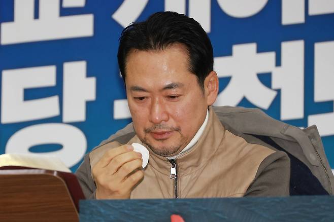 이레째 단식농성 중인 장동혁 국민의힘 대표가 21일 서울 여의도 국회 로텐더홀에서 방문자들에게 응원의 메시지를 받은 후 눈물을 닦고 있다. 뉴시스