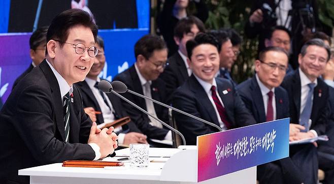 이재명 대통령이 21일 신년 기자회견 도중 농담을 하자, 배석한 강훈식 비서실장 등 참모들이 함께 웃고 있다. 전민규 기자