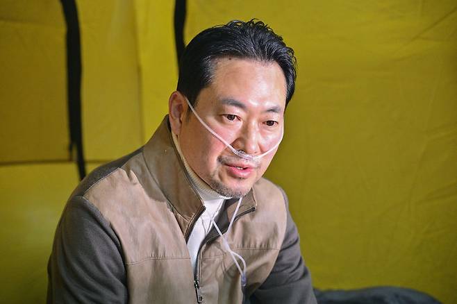 이준석 개혁신당 대표가 21일 오전 국회 로텐더홀에서 단식 7일차인 장동혁 국민의힘 대표를 방문하고 있다. 뉴스1