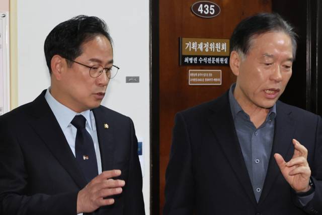 ▲ 국회 기획재정위원회 더불어민주당 간사인 정태호 의원과 국민의힘 간사인 박수영 의원(왼쪽)이 지난해 11월 28일 국회 기획재정위원회 앞에서 배당소득 분리과세 관련 합의 등 ‘소소위’ 진행상황 관련 취재진 질문에 답하고 있다. 연합뉴스