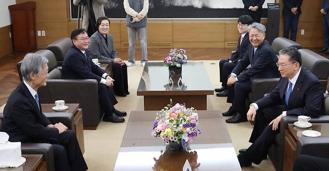 ▲ 이재명 정부가 임명하는 첫 대법관 후보군을 선별하는 후보추천위원회가 열린 21일 서울 서초구 대법원에서 조희대 대법원장(왼쪽)과 정성호 법무부 장관이 대화를 나누고 있다. [연합뉴스]