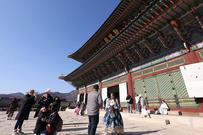 서울 종로구 경복궁을 방문한 외국인 관광객 및 시민들 모습. 사진=연합뉴스