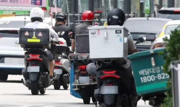 이륜차 운전자들.
