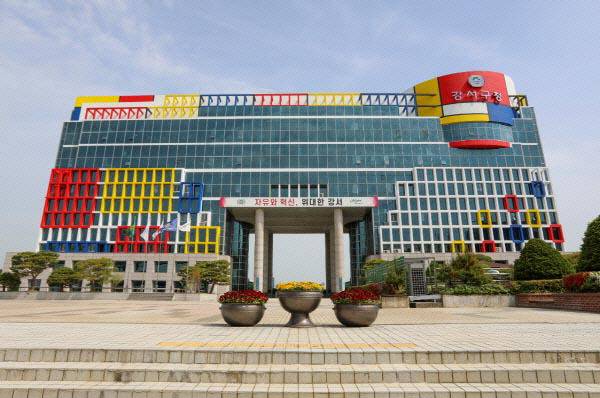 부산 강서구는 국토교통부가 시행하는 청년 월세 지원 사업의 소득·재산 기준을 완화를 요청하는 공문을 보냈다. 사진은 강서구청 전경. 국제신문 DB