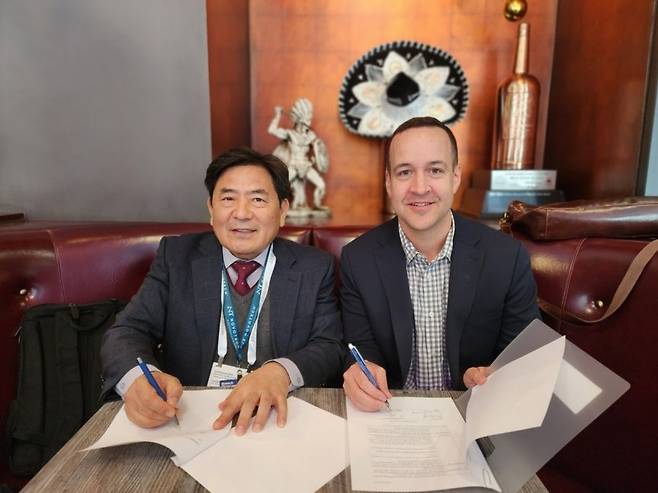 EuBiologics CEO Baik Yeong-ok (left) and Jonathan Lovell, co-founder of POP Biotechnologies, sign an agreement to codevelop a Parkinson's disease vaccine in San Francisco on Jan. 14. (EuBiologics)