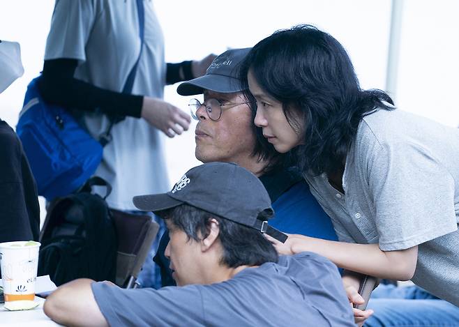 Film set of "Possible Love" (working title), featuring Lee Chang-dong (center) and Jeon Do-yeon (right) (Netflix)