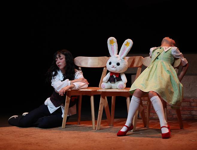 Luna (left) and Kim A-jin perform in "Marli" (Newsis)