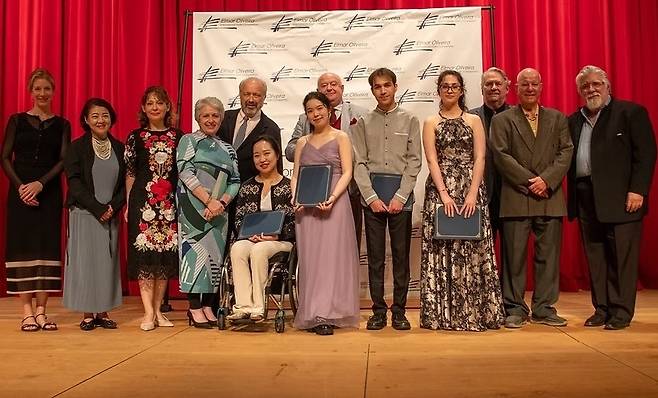 Lim Hyun-jae poses for a group photo with fellow winners and jury members following the awards ceremony at the 2026 Elmar Oliveira International Violin Competition held on the campus of Lynn University in Boca Raton, Florida, Sunday. (Yonhap)