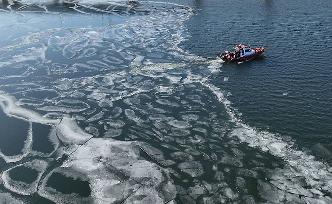 A rescue team patrols near the Gwangnaru pier along the Han River in Seoul on Thursday amid a continuing cold wave. (Yonhap)