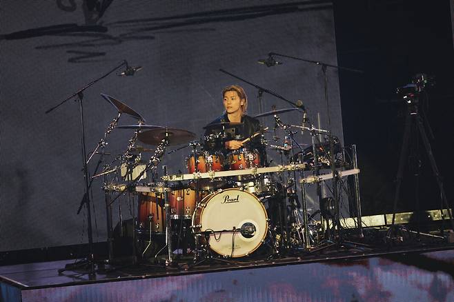 Kang Min-hyuk of rock band CNBlue performs during the ″3LOGY″ show at ticketLINK Live Arena in Songpa District, southern Seoul, on Jan. 18. [FNC ENTERTAINMENT]