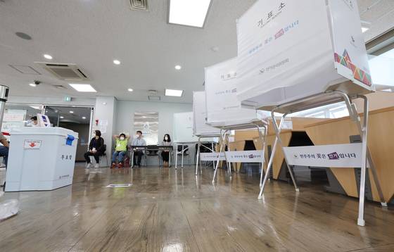 A polling booth for the local election, which was installed at a public library in eastern Seoul, is seen nearly empty in a photo taken on June 1, 2022. [YONHAP]