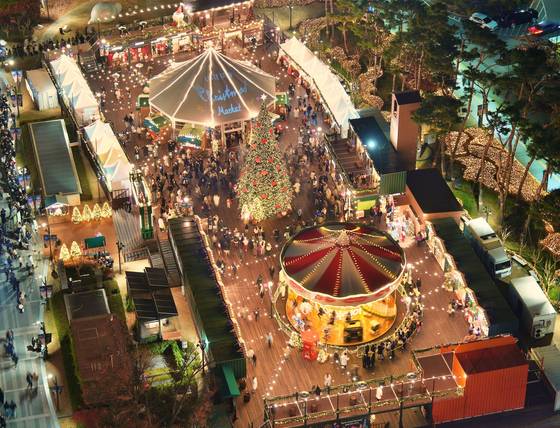 Christmas market at Lotte Jamsil in southern Seoul [LOTTE SHOPPING]