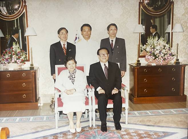 Chef Hu Deok-juk, center back, poses with former Chinese President Jiang Zemin, front right and his wife in 1995. [HU DEOK-JUK]