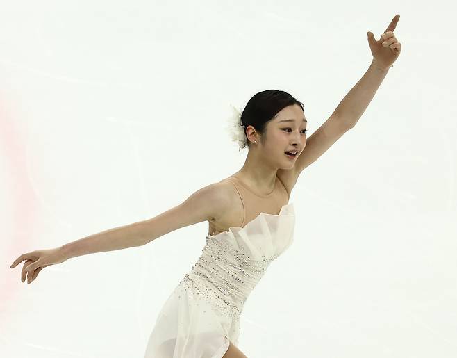 Shin Ji-a performs during the women’s singles free skating event at the 80th National Figure Skating Championships, which also served as the second national team selection event, at Mokdong Ice Rink in Seoul on Jan. 4. [YONHAP]