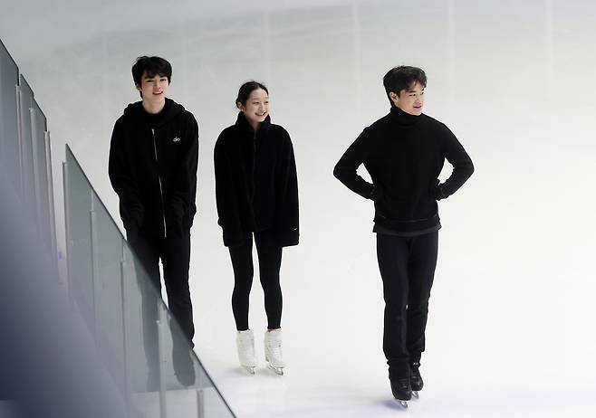 Figure skaters Cha Jun-hwan, left, Shin Ji-a, center, and Kim Hyun-gyeom train at the Taereung National Training Center indoor ice rink in Nowon District, northern Seoul. [YONHAP]
