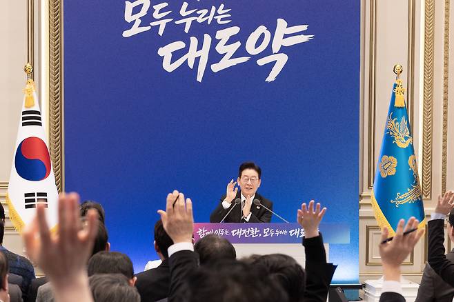 President Lee Jae Myung takes reporters' questions during a New Year’s press conference at the Yeongbingwan state guest house at the Blue House in central Seoul on Jan. 21 attended by some 160 Korean and foreign journalists. [JOINT PRESS CORPS]
