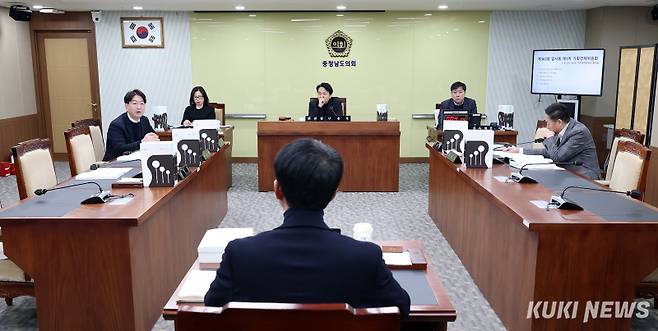 충남도의회 기획경제위원회는 21일 제363회 임시회 1차 회의에서 충남평생교육진흥원, AI데이터정책관, 투자통상정책관, 인재개발원의 주요업무계획을 보고 받았다.&nbsp;