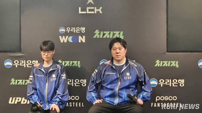 (왼쪽부터) ‘안딜’ 문관빈과 조재읍 DRX 감독이 서울 종로구 치지직 롤파크 LCK 아레나에서 열린 ‘2026 LCK컵’ 그룹 배틀 DN 수퍼스와의 경기가 끝난 후 기자회견에 나서고 있다. 송한석 기자