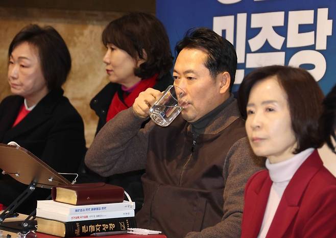 장동혁 국민의힘 대표가 16일 서울 여의도 국회 로텐더홀에서 단식농성 중 물을 마시고 있다. 장 대표 앞에 말씀보존학회가 펴낸 한글판 킹제임스버전 성경이 놓여있다. 뉴시스