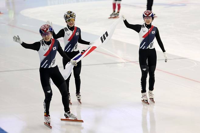 이소연(오른쪽)이 지난해 하얼빈 동계아시안게임 쇼트트랙 여자 500m 결승에서 최민정, 김길리와 금·은·동메달을 휩쓴 뒤 세리머니를 하고 있다. 뉴시스