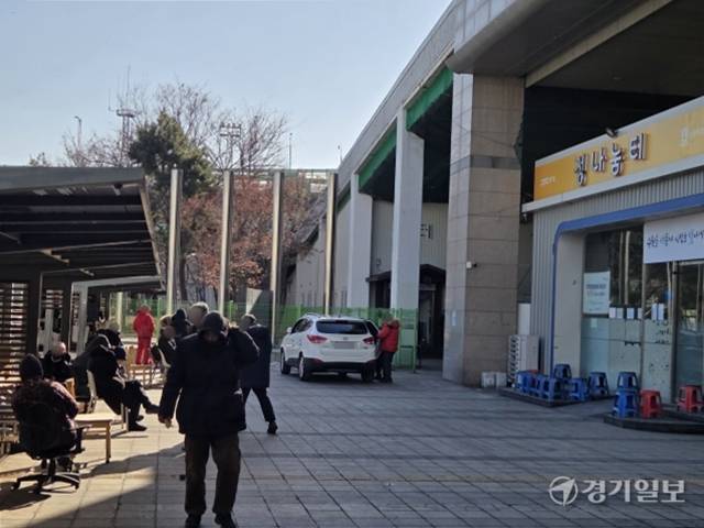 영하 10도를 밑도는 한파가 이어진 20일 오전 수원역 인근 노숙인 쉼터와 무료급식소 주변에 노숙인들이 추위를 피해 모여들었다. 윤준호기자