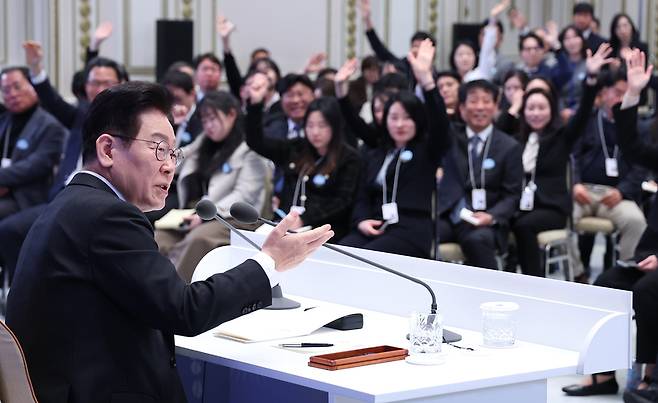이재명 대통령이 21일 청와대 영빈관에서 열린 신년기자회견에서 취재진 질문을 받고 있다. 2026.1.21 / 사진=연합뉴스