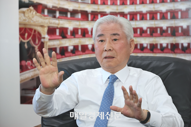 김일곤 대원문화재단 이사장이 서울 강남의 집무실 벽을 가득 채운 러시아 모스크바 볼쇼이 극장 사진 앞에서 매일경제와 인터뷰하고 있다. 이승환 기자
