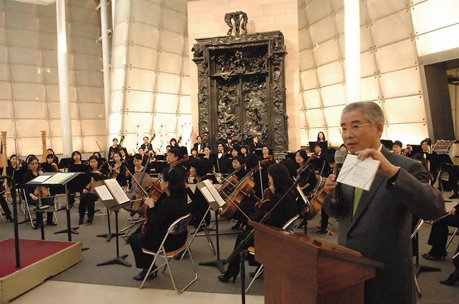 대원문화재단과 삼성경제연구소가 진행했던 경영자 아카데미 ‘뮤직 앤 컬처’ 당시 서울 로댕갤러리에서 공연을 소개하는 김일곤 이사장(오른쪽). 사진제공=대원문화재단