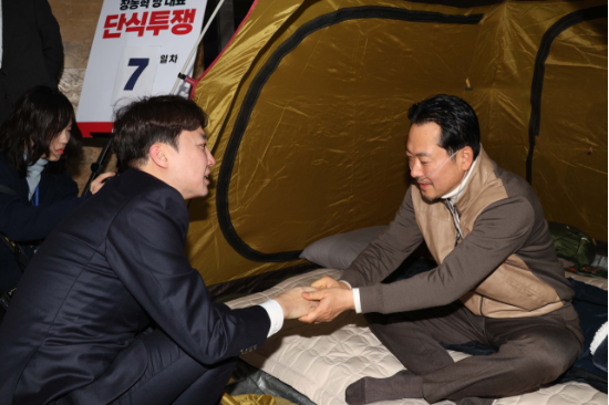 통일교·공천헌금 ‘쌍특검’ 수용을 요구하며 단식 7일 차를 맞은 국민의힘 장동혁 대표가 21일 국회 로텐더홀 단식 농성장을 찾은 개혁신당 이준석 대표와 악수하고 있다. (연합뉴스)