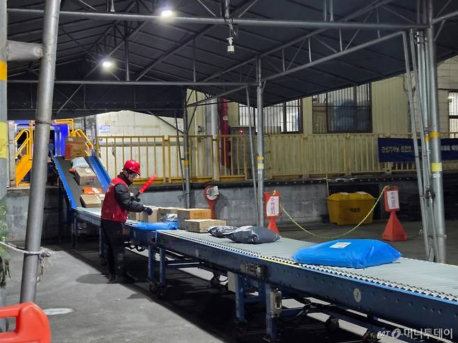 경기 군포시 복합물류터미널 집하장에서 한 택배기사가 택배를 정렬하고 있는 모습./사진=김서현 기자.