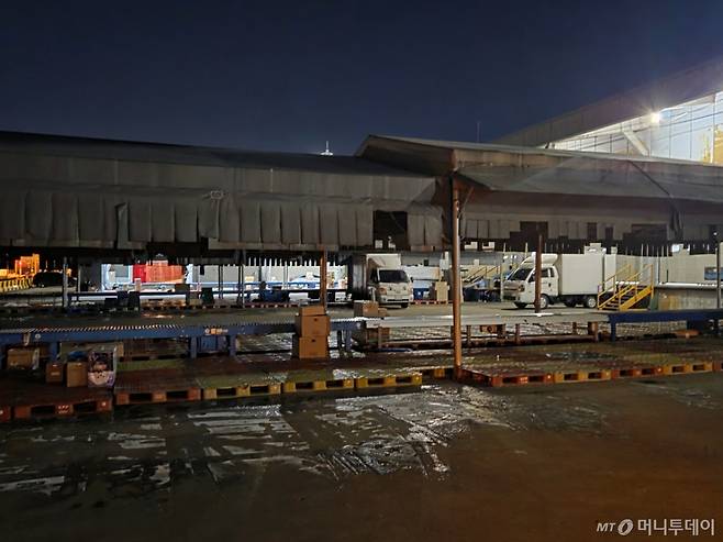 경기 군포시 복합물류터미널 상차장 모습. 택배 기사들은 가벽 없이 완전한 야외인 이곳에서 매일 작업을 이어가야 한다./사진=김서현 기자.